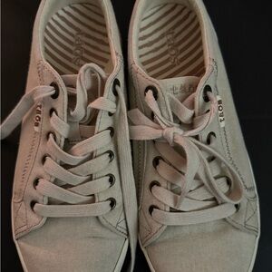 Taos size 8.5 Canvas Sneakers off white